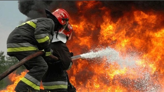 تفحم محل ملابس اندلعت فيه النيران بمنطقة فيصل