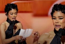 تيانا تايلور تبكي على مسرح غولدن غلوب وتلهم الفتيات برسالة مؤثرة