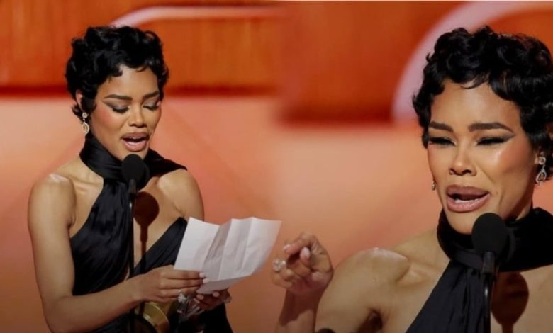 تيانا تايلور تبكي على مسرح غولدن غلوب وتلهم الفتيات برسالة مؤثرة