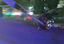 حادث مروري على الأوتوستراد.. سيارة تصطدم بعمود إنارة دون إصابات