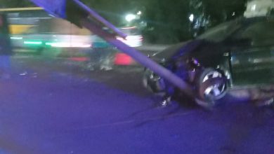 حادث مروري على الأوتوستراد.. سيارة تصطدم بعمود إنارة دون إصابات