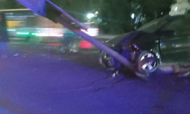 حادث مروري على الأوتوستراد.. سيارة تصطدم بعمود إنارة دون إصابات