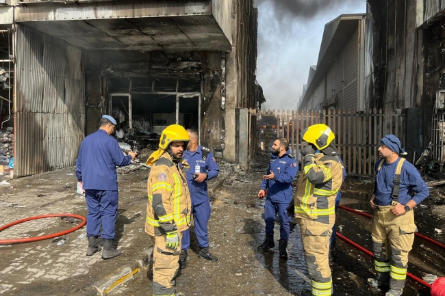 حريق كبير يلتهم عدداً من الكراجات في صناعية الأحمدي