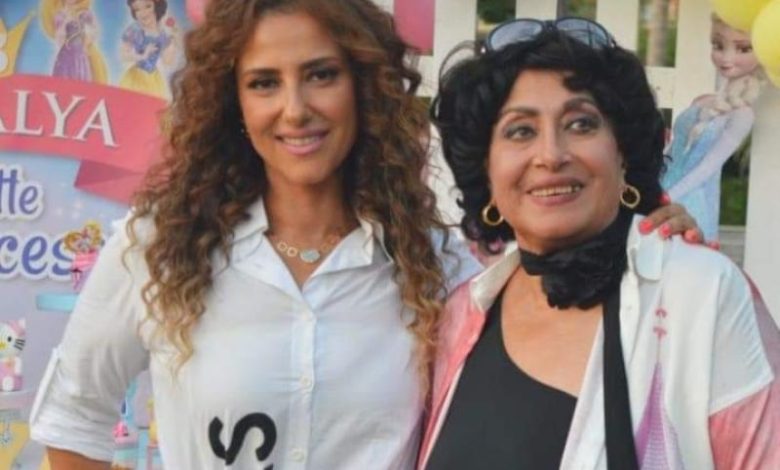 حنان مطاوع تهنئ والدتها سهير المرشدى على تكريمها فى احتفالية عيد الثقافة