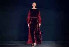 خديجة اللمكي تستوحي من المخمل أجمل تصاميمها في أسبوع الموضة في مسقط