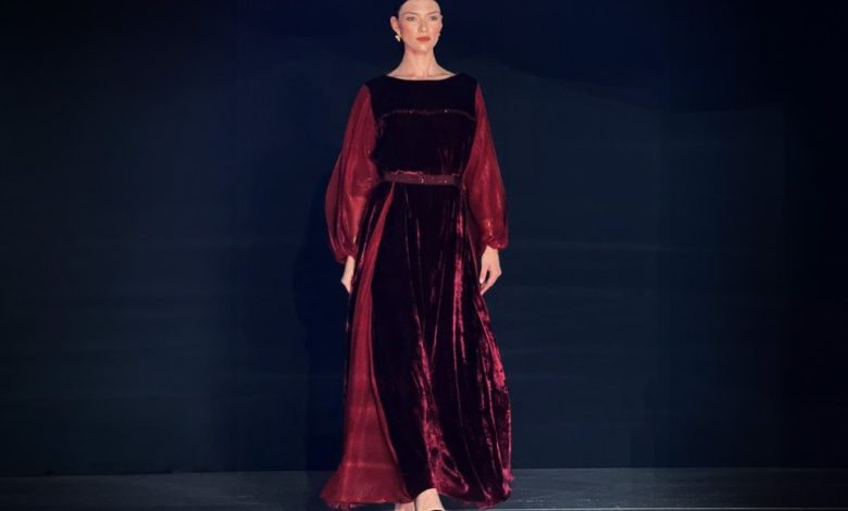 خديجة اللمكي تستوحي من المخمل أجمل تصاميمها في أسبوع الموضة في مسقط