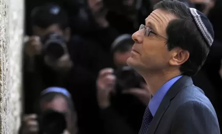 دعوات لاعتقال رئيس الاحتلال وفتح تحقيق جنائي ضده في أستراليا