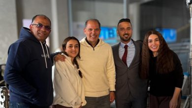 رامي إمام في زيارة مفاجئة لكواليس مسلسل «حد أقصى» 