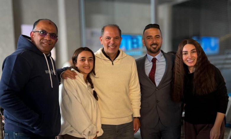 رامي إمام في زيارة مفاجئة لكواليس مسلسل «حد أقصى» 