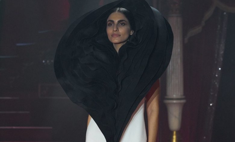 ستيفان رولان يستوحي مجموعته من عالم السيرك في أسبوع الموضة في باريس 2026