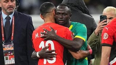 شاهد.. إبراهيم حسن يمنع ماني من مواساة محمد صلاح