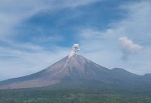 شاهد | بركان سيميرو يثور 6 مرات متتالية ويقذف رماداً بارتفاع 900 متر