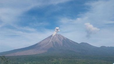 شاهد | بركان سيميرو يثور 6 مرات متتالية ويقذف رماداً بارتفاع 900 متر