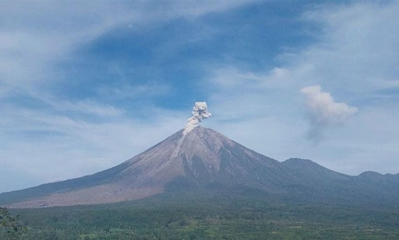 شاهد | بركان سيميرو يثور 6 مرات متتالية ويقذف رماداً بارتفاع 900 متر