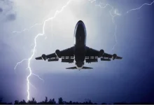 صاعقة تضرب طائرة فريق إسرائيلي في الأجواء...