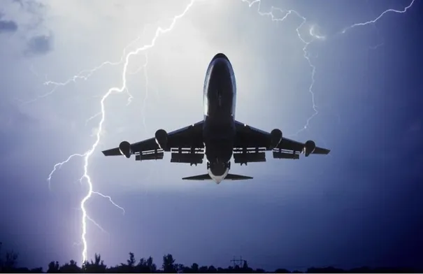 صاعقة تضرب طائرة فريق إسرائيلي في الأجواء...