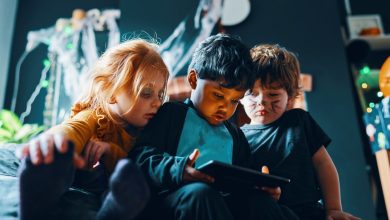 طرق للتحكم في مقدار الوقت الذي يقضيه الطفل أمام الشاشات