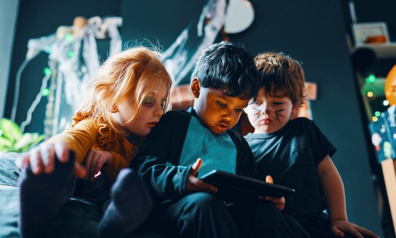 طرق للتحكم في مقدار الوقت الذي يقضيه الطفل أمام الشاشات