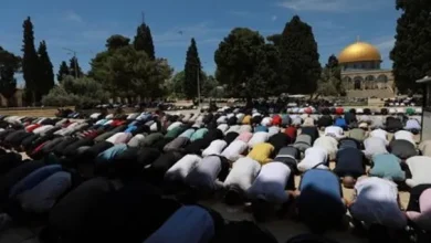 عاجل عشرات آلاف المصلين يؤدون صلاة الجمعة في المسجد...