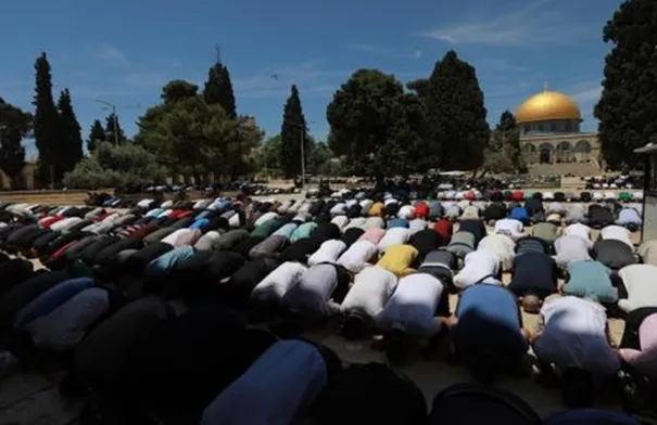 عاجل عشرات آلاف المصلين يؤدون صلاة الجمعة في المسجد...