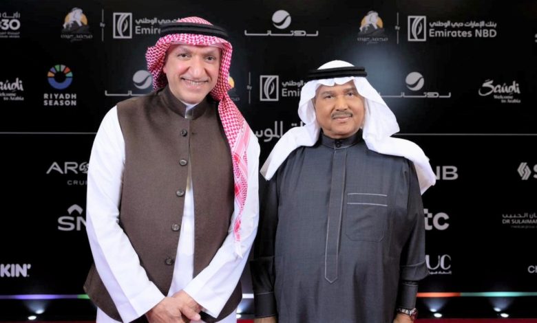 عبدالله الرويشد يفاجئ محمد عبده بزيارته خلال البروفات.. ولحظات مؤثرة وعناق اشتياق مختلف