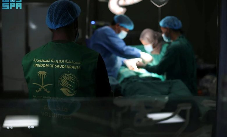 فريق مركز الملك سلمان يجري 99 جراحة متخصصة في غزة