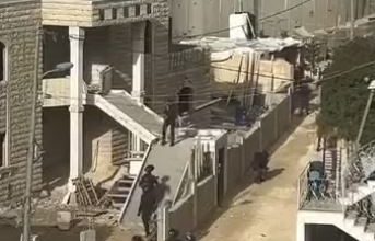 فيديو.. الاحتلال يهدم 40 منشأة ويشرد أصحابها في القدس