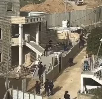 فيديو.. الاحتلال يهدم 40 منشأة ويشرد أصحابها في القدس