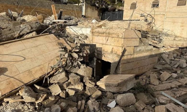 قوات الاحتلال تهدم منزل الأطرش في الخليل منفذ عملية "غوش عتصيون"