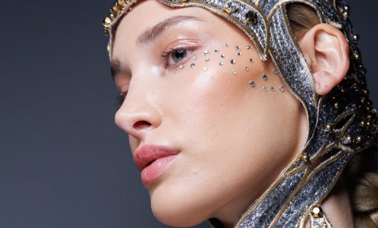 قوة النحاس لتتألقي كنجمة.. لمسة جمالية معزّزة ببريق خاص