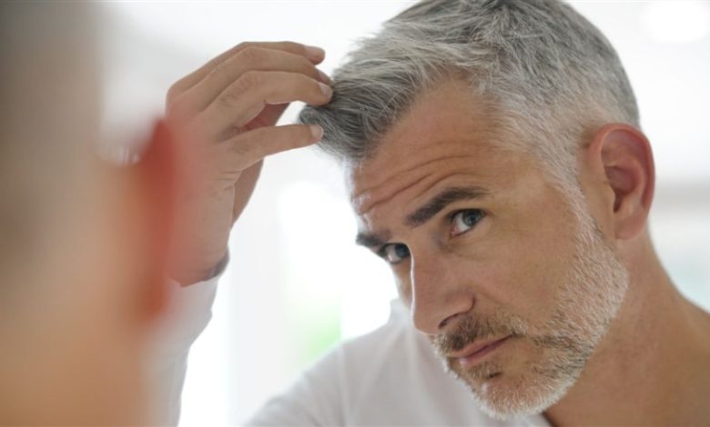 كيف يشيخ شعرنا؟ دراسة تكشف متى ولماذا تبدأ التغيرات الخلوية