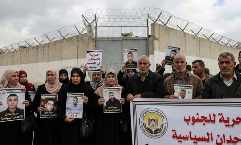 لجنة "أهالي المعتقلين" تحذر من تفاقم الانتهاكات في سجن الجنيد وسياسة "الباب الدوار"