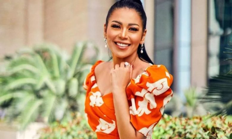 لقاء الخميسي ترد على أزمة زوجها.. رسائل غير مباشرة عبر كتب عن الحب والتعافي