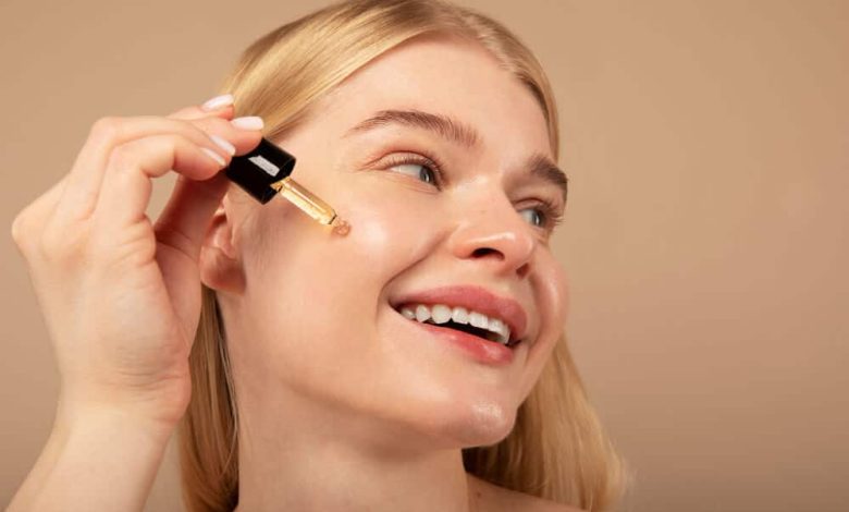 لماذا يُعد الشتاء التوقيت المثالي لبدء الريتينول؟.. خبراء يوضحون فوائده وطريقة استخدامه الآمنة