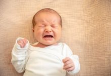 ما هي لغات بكاء المولود الخمسة قبل عمر ثلاثة أشهر؟