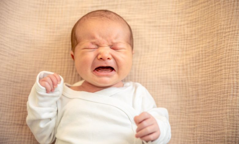 ما هي لغات بكاء المولود الخمسة قبل عمر ثلاثة أشهر؟