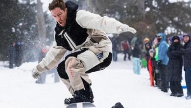 متزلج يقفز من فوق رؤوس الناس بمدينة نيويورك المغطاة بالثلوج