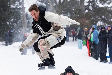 متزلج يقفز من فوق رؤوس الناس بمدينة نيويورك المغطاة بالثلوج