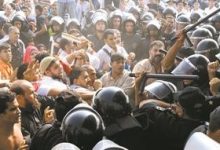 محاكمة مبارك اشتباكات بـ الأحذية داخل وخارج المحكمة والشاهد الأول يغير أقواله ليبرئ الرئيس السابق والعادلي