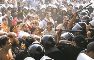 محاكمة مبارك اشتباكات بـ الأحذية داخل وخارج المحكمة والشاهد الأول يغير أقواله ليبرئ الرئيس السابق والعادلي