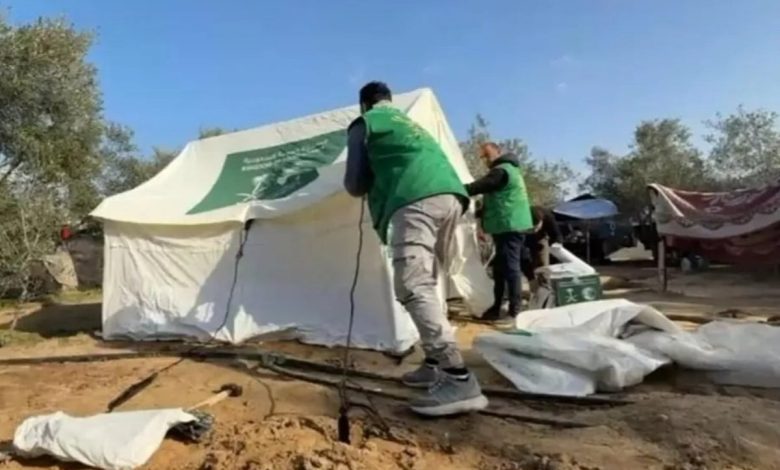 مركز الملك سلمان للإغاثة يلبي النداء الإنساني لعائلة نازحة وسط قطاع غزة