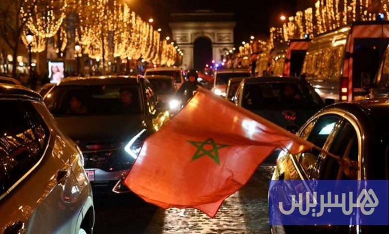 مغاربة يهتفون لأسود الأطلس بباريس