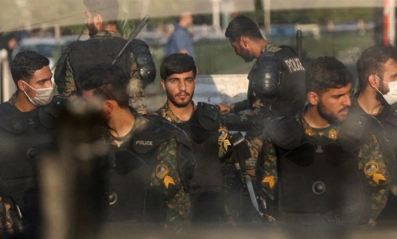 مقتل عنصر أمن خلال الاحتجاجات في إيران