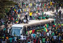 منتخب السنغال يحتفل بتتويجه بكأس أمم أفريقيا في حافلة مكشوفة بشوارع داكار