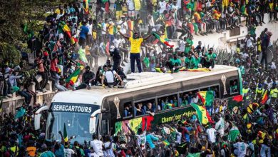 منتخب السنغال يحتفل بتتويجه بكأس أمم أفريقيا في حافلة مكشوفة بشوارع داكار