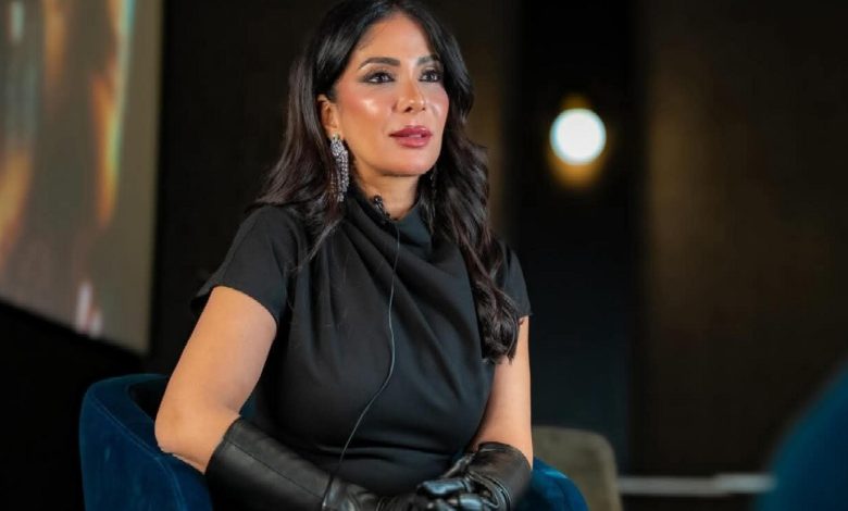 منى زكي تناقش الخيانة الزوجية في مسلسل طالع نازل