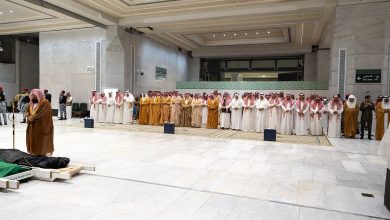 نائب أمير مكة المكرمة يؤدي صلاة الميت على الأمير فيصل بن تركي