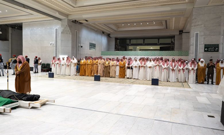 نائب أمير مكة المكرمة يؤدي صلاة الميت على الأمير فيصل بن تركي