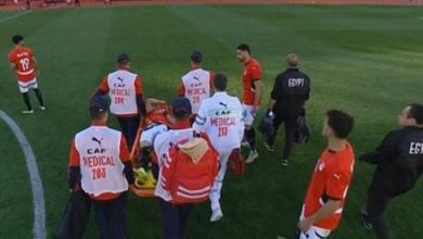 نجم منتخب مصر يغادر مباراة بنين بالدموع