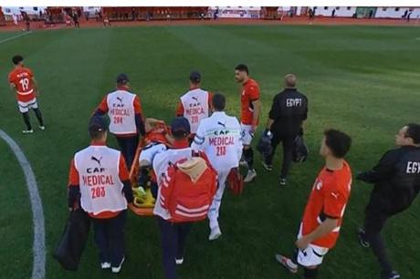 نجم منتخب مصر يغادر مباراة بنين بالدموع